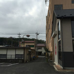 Soba Hiro - 飯山旅館のまえの進入路から入ります。
