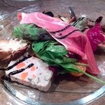 キャトルラパン　神戸三宮 - 前菜は彩りもボリュームも満点