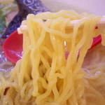塩ラーメンの麺持ち上げ