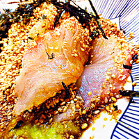 むとう - はじめ生で鯛の刺身を味わいます。
                しなやかでかるくこりこりとした感じで食感を楽しめます。