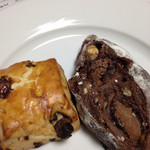 ゴントラン シェリエ - チョコチャンクスコーン（230円）とパンオカカオショコラノワゼット（250円）