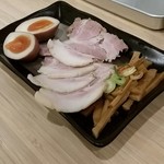 隆勝 - 特製つけそばの別添えトッピング