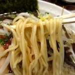 背脂醤油らーめん 濱嵜屋 - つるつるっとした食感の中太麺！