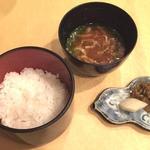 指宿ベイテラスホテルアンドスパ - 御飯
            白御飯
            
            留汁
            赤出汁仕立ての味噌汁：なめこ 薄揚げ 葱 粉山椒
            
            香の物
            漬物二種