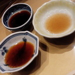 鮨処 音羽別館 - 平目はポン酢、クエは梅醤油、鯛、アジは山葵で