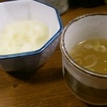 Ganso Yakitori Kushi Hacchin - お通しの大根おろしと鳥スープ