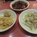 四川厨房 随苑 - おかず（左から炒飯、焼売、麻婆豆腐、サラダ）