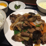 555飯店 - 牛肉オイスターソース炒め定食。