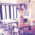 Midnight Sun - 白基調な北欧風店内。