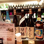 飯田橋 鳥花 - カウンター前はお酒の宝庫