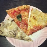 ピッツェリア馬車道 - 2015/12/16食べ放題ピッツァ（キノコ、マルゲリータ、３種のチーズ）