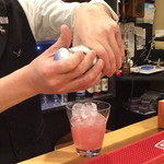 ガラクタ カフェアンドバー - 鮮やかな手さばき