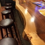 ガラクタ カフェアンドバー - 一枚板のカウンター
