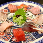 海の日  - 熟成刺身盛り合わせ・長崎県産白川甘鯛ぐし・愛知県産天然真鯛皮湯引き・長崎県産さば・宮城県産生メバチマグロとろぎみ・愛知県産さわら・三重県産いさき・鳥取県産天然ぶり・御前崎産金目鯛
      
