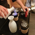 活ふぐ専門料理 とらふぐ屋 - ひれ酒 火をつけて注ぐ╭( ･ㅂ･)و ｸﾞｯ !