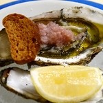 北海道の湿布森海域の殻つき牡蠣を　レモン、エシャロットビネガー、黒こしょう、エクストラバージンオリーブオイル