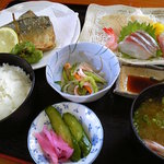 サバの竜田揚と刺身定食（800円） 