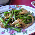 中国家庭料理 上海や - にんにくの芽と豚肉の炒め物　750円