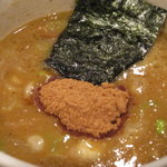 風雲児 - 中央に置かれた魚粉の存在感。濃厚鶏白湯と魚介のWスープ。