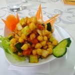 「スパイシービーンズ（ひよこ豆とサラダ）」（325円）
