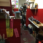 Taiwan meibutsu yatai ryouri bansan no mise ichigouten - 店内。台湾人オーナーと助っ人の日本人。外のテーブルでくらいます。。屋台スタイル( ´ ▽ ` )ﾉ