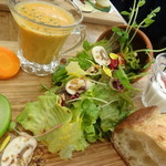 フレンチマーケット - たっぷりサラダ　季節のお野菜のポタージュスープ