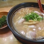 うま屋ラーメン - 特性ラーメン大盛(680円)