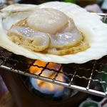 民宿 海楽荘 - ホタテを炙ります