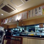 呑処おか吉 - 厨房方面を望む。