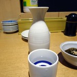 呑処おか吉 - 「雅の詩」熱燗（小）390円也。