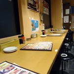 呑処おか吉 - カウンター席の様子。