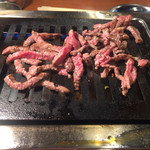 焼肉ホルモンせいご - ユッケ風ロース(調理中)