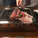 焼肉ホルモンせいご - 名物 元祖三秒ロース(調理中)