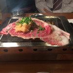 焼肉ホルモンせいご - 名物 元祖三秒ロース(調理中)