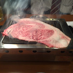 焼肉ホルモンせいご - 名物 元祖三秒ロース(調理中)