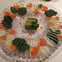 モナリザ 恵比寿店 - お皿が素敵。重ねたお皿の隙間に本物の花びらが。