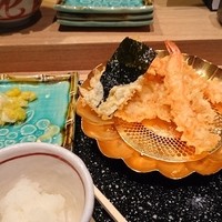 一心 金子 - 天ぷらが揚がり始めます