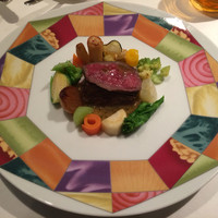 モナリザ 恵比寿店 - このお皿素敵。お肉の周りにある野菜の断面がお皿の周りに描かれている。