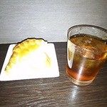 モスクワプリュスシェミ - まずピロシキとパン、アイスレモンティーです。