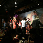 TUCANO'S Churrascaria Brasileira 渋谷 - 行った時にイベントがあるとこんな盛り上がりも！
                                ステージ上はダンサーに拉致された陽気な人たち 笑