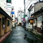 東魁楼 - 細い路地の一角、ｽﾅｯｸに囲まれて♪