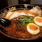 元祖中洲屋台ラーメン一竜  - 辛味噌豚骨ラーメン　ﾄｯﾋﾟﾝｸﾞチャーシュー【再訪時オーダー】