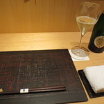 神保町 傳 - テーブルセッティングとスパークリングワイン。