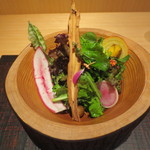 神保町 傳 - 今回のはたけの様子。何かいますね。