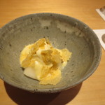 神保町 傳 - デザート一品目。梨と白みそのクレームビュルレ風。揚げた湯葉を散らして。