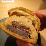 神保町 傳 - チョコレートにカスタードとチョコを合わせた物そしてナッツをパイ生地で挟んだ物。ほのかな塩気も活きる大人の味わい。