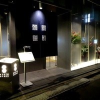 瓢嘻 京橋店 - 入口すぐにガラス張りのキッチンが