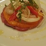 ぶりとガスエビのカルパッチョ。トマトは世界で一軒しか作っていないという、高知の（天使の涙）だとか