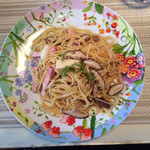 レストラン コンテッラ - ベーコンと自家製キノコのスパゲッティ