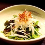 博多もつ鍋 福ヤ - アボカドの刺身です。一人でペロッと食べれます。もう少しボリュームがあったら◎